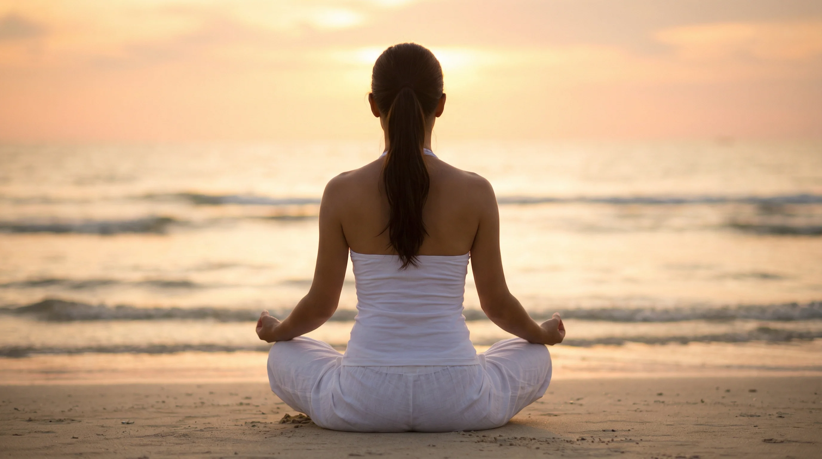 Mujer meditando en postura zen